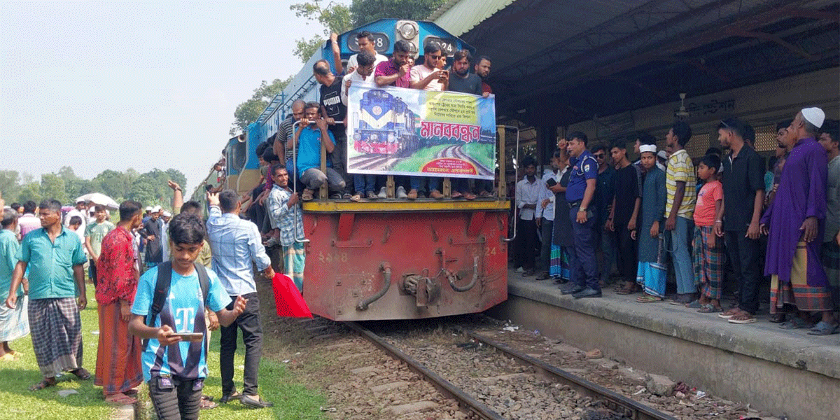 জামালপুরে যাত্রাবিরতির দাবিতে ট্রেন আটকিয়ে অবরোধ