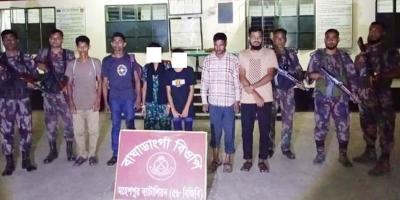 মহেশপুর সীমান্তে অবৈধভাবে পারাপারের অভিযোগে আটক ১০