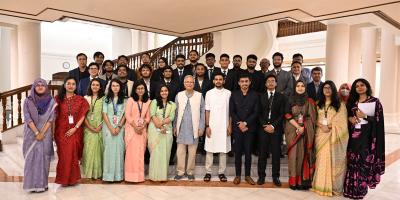 জাতীয় নীতি প্রতিযোগিতায় বিজয়ী শিক্ষার্থীদের সঙ্গে প্রধান উপদেষ্টার শুভেচ্ছা বিনিময়