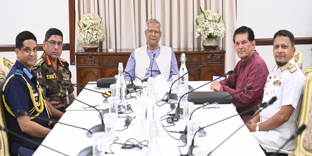 প্রধান উপদেষ্টার সঙ্গে তিন বাহিনীর প্রধানের সাক্ষাৎ, নির্বাচন প্রস্তুতি নিয়ে  নির্দেশনা