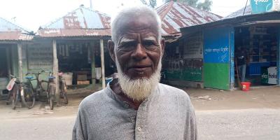 ২৭ বছর বিনা বেতনে শিক্ষকতা, অবসরে গিয়ে নৈশপ্রহরী