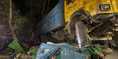চৌদ্দগ্রামে ট্রাক উল্টে পড়ল সিএনজি ও ইজিবাইকের উপর, নিহত ৩
