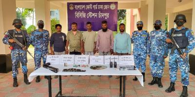 চাঁদপুরে অস্ত্রসহ ডাকাত দলের ৫ সদস্য আটক