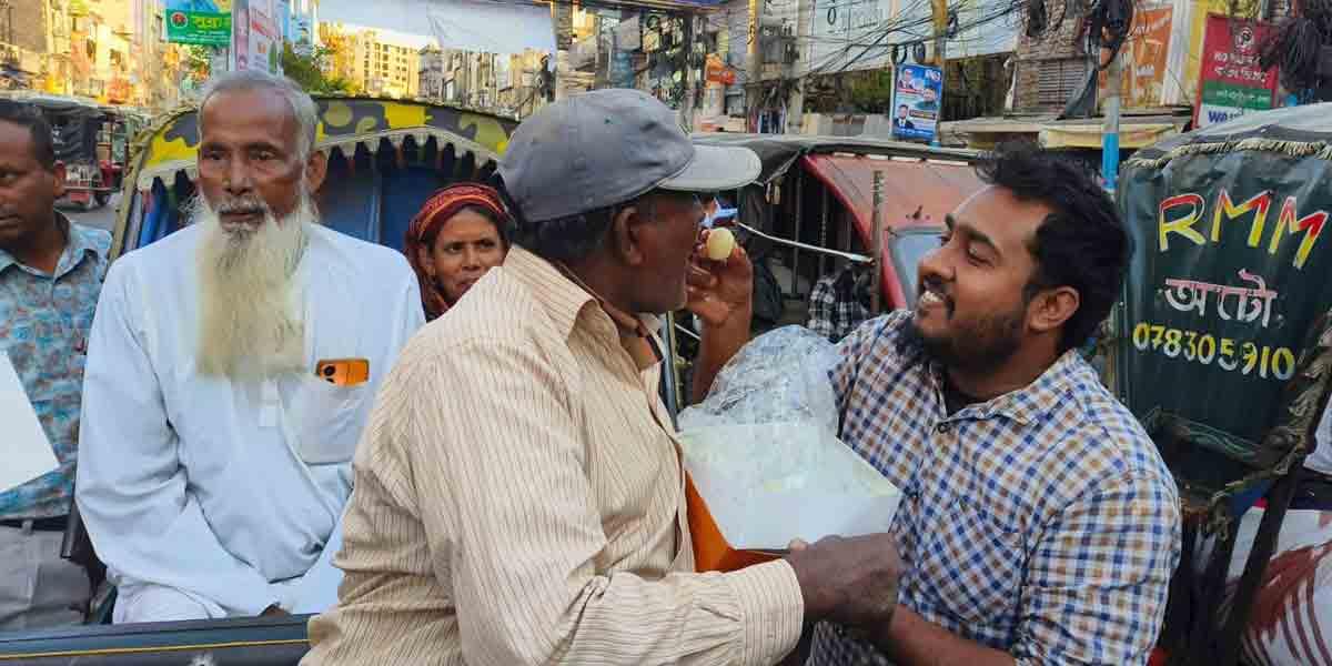 শেখ হাসিনার মৃত্যুদণ্ডের রায়কে স্বাগত জানিয়ে রাজশাহীতে মিষ্টি বিতরণ