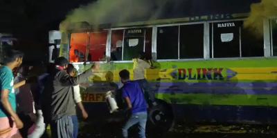 ধামরাইয়ে থেমে থাকা বাসে আগুন দিয়েছে দুর্বৃত্তরা