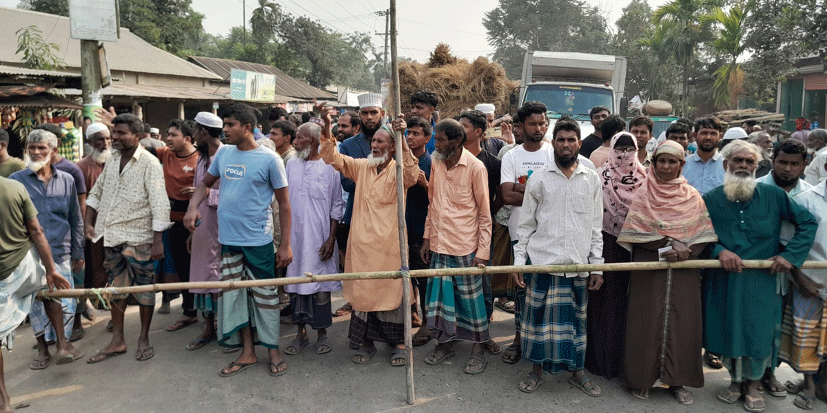 বকশীগঞ্জে সার না পেয়ে কৃষকদের সড়ক অবরোধ