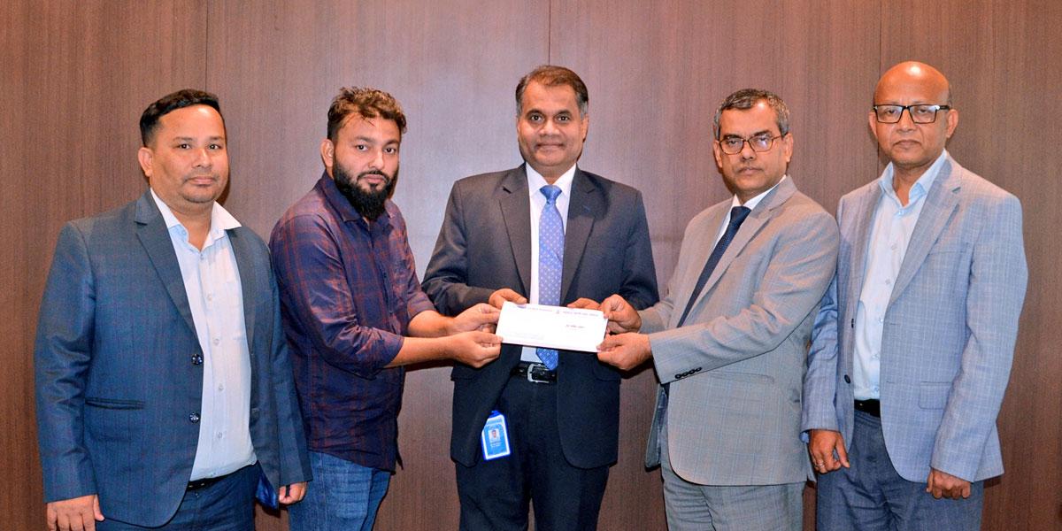 গোপালগঞ্জে ব্লাড ক্যানসার রোগীর চিকিৎসায় আর্থিক সহায়তা দিল শাহ্জালাল ইসলামী ব্যাংক