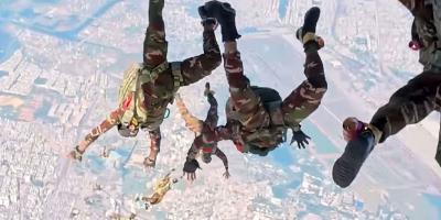 প্যারাস্যুটিং করে বিশ্ব রেকর্ড করল বাংলাদেশ