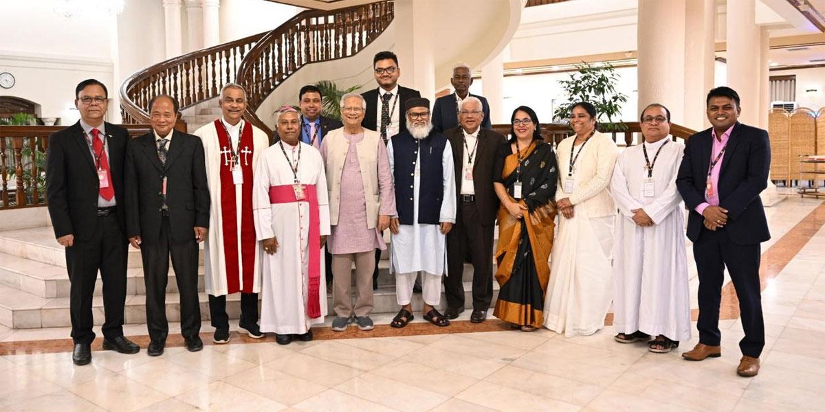 বড়দিন উপলক্ষে ধর্মীয় নেতাদের সঙ্গে প্রধান উপদেষ্টার শুভেচ্ছা বিনিময়