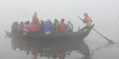 বউ নিয়ে ফেরার পথে ঘন কুয়াশায় মাঝ নদীতে সারা রাত  আটকা বরযাত্রীবাহী নৌকা