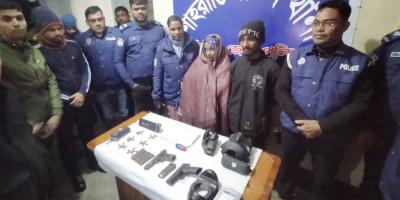 চাঁদপুরে অস্ত্র-গুলিসহ মা-ছেলে গ্রেপ্তার