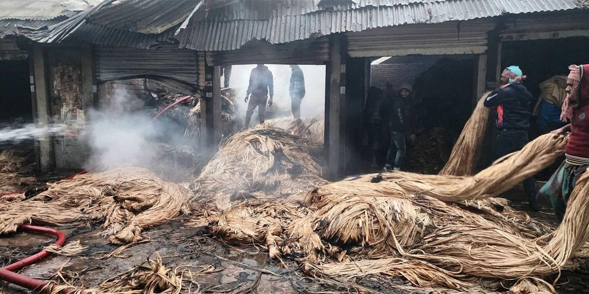গোপালগঞ্জে পাটের গুদামে অগ্নিকাণ্ড