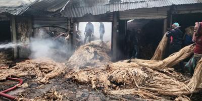 গোপালগঞ্জে পাটের গুদামে অগ্নিকাণ্ড