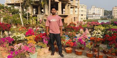 চাকরির পাশাপাশি বাগান করে বাড়তি আয়