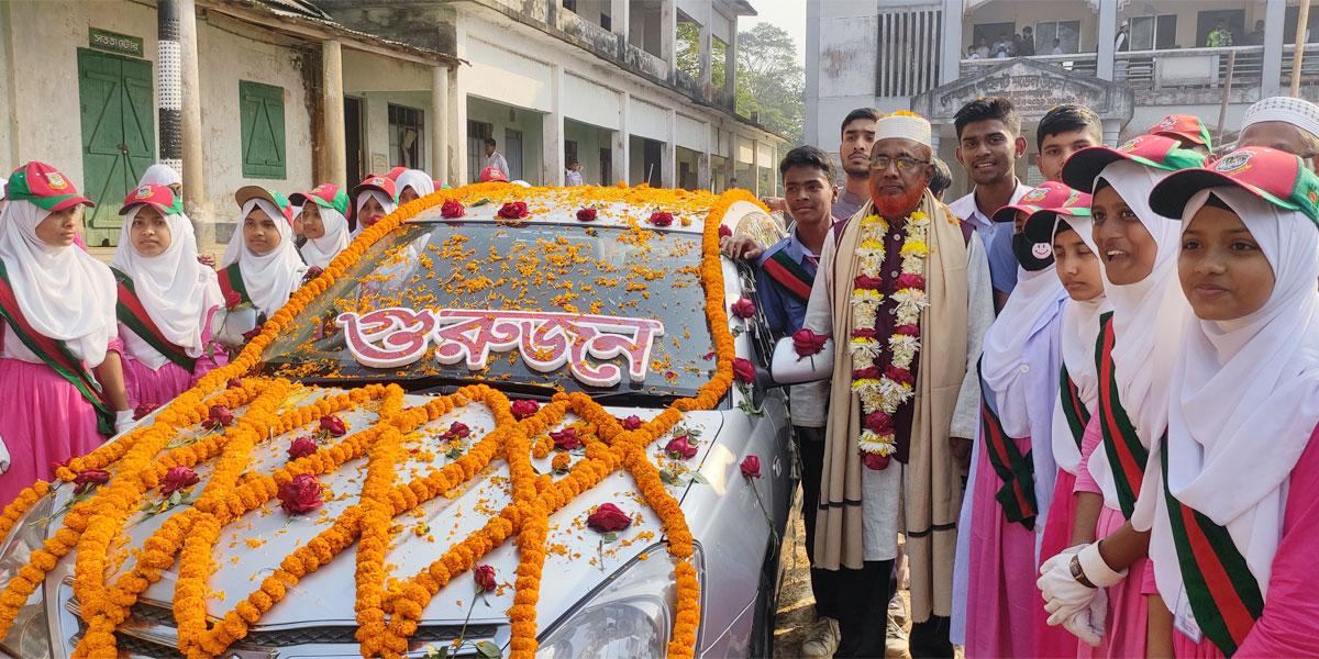 ভালোবাসায় সিক্ত হয়ে অবসরে গেলেন আখাউড়ার শিক্ষক মাহফুজুর রহমান