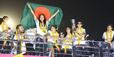 সাবিনাদের রাজকীয় ফেরা