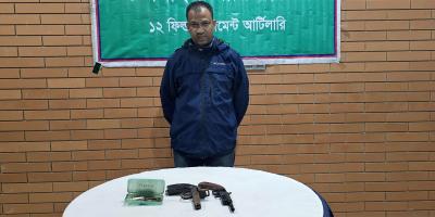 সাবেক কাউন্সিলরকে অস্ত্র দিয়ে ফাঁসাতে গিয়ে আটক যুবক