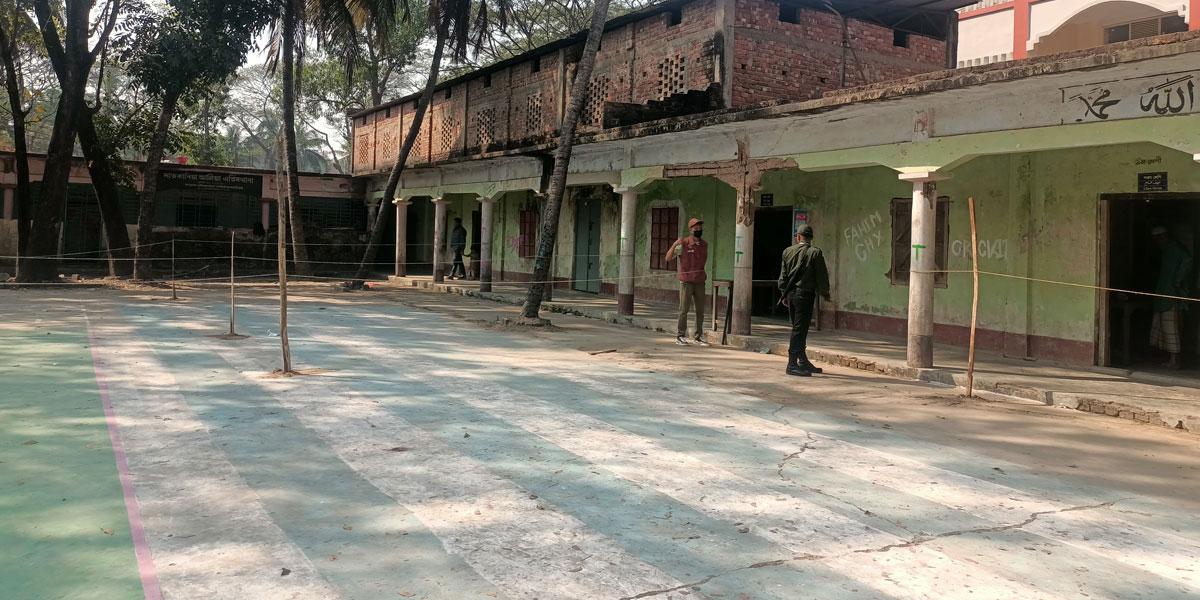 চট্টগ্রাম-১৫: সাতকানিয়া আলিয়া মাদরাসা কেন্দ্রে ভোটারের উপস্থিতি অনেক কম