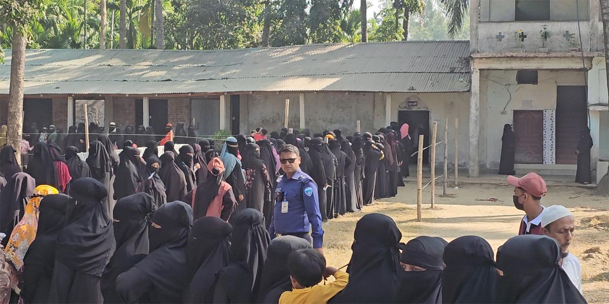 টেকনাফে শান্তিপূর্ণ পরিবেশে ভোটগ্রহণ, নারী ভোটারের উপস্থিতি বেশি