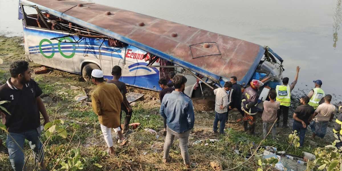 দাউদকান্দিতে বাস ও অটোরিকশা সংঘর্ষে চালকসহ নিহত ২,  আহত ২০