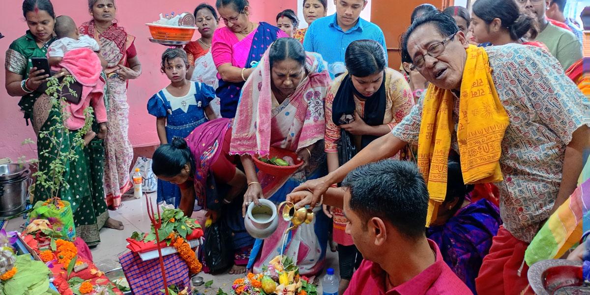 আখাউড়ার শিববাড়ি মন্দিরে শিব চতুর্দশীতে ভক্তদের ভিড়