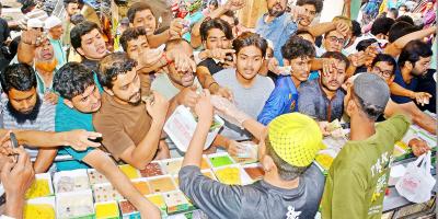 মুখরোচক রঙিন ইফতারির পসরা