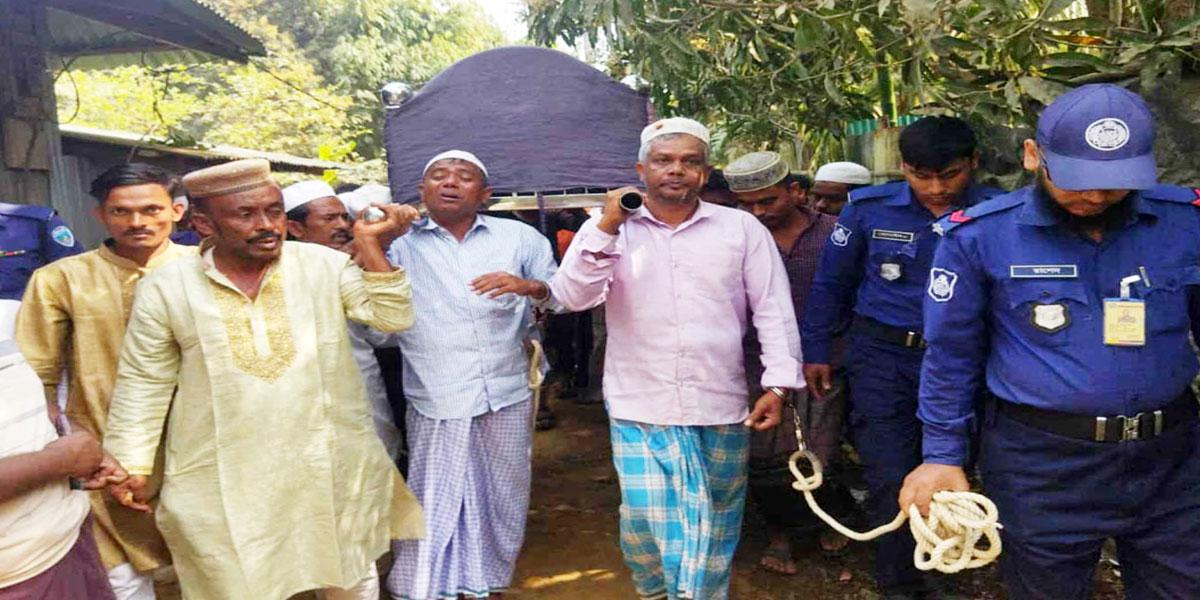 রামুতে হাতকড়া পরে মায়ের জানাজায় অংশ নিলেন দুই ভাই