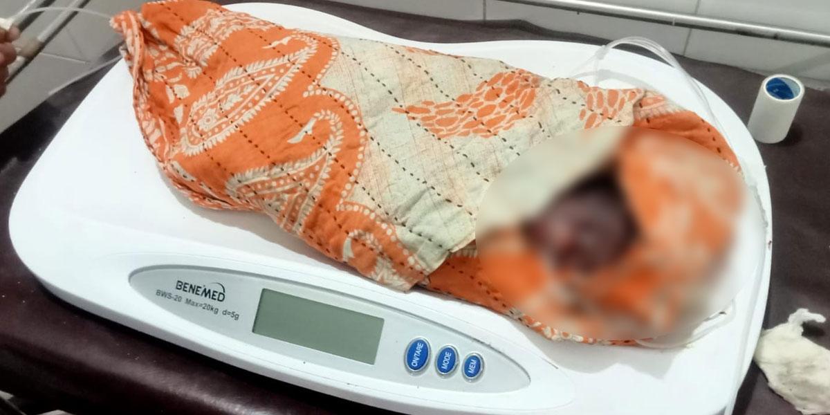 পটিয়া স্বাস্থ্য কমপ্লেক্সের আঙিনা থেকে প্যাকেট মোড়ানো নবজাতক উদ্ধার