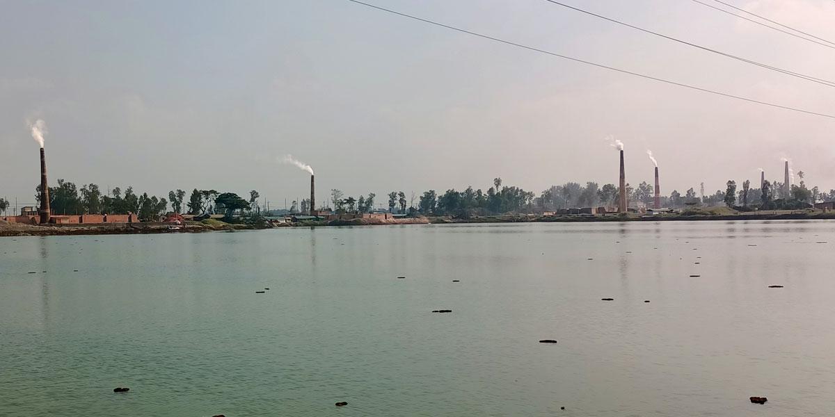 সাতকানিয়ায় কৃষিজমির মাটি যাচ্ছে ইটভাটায়