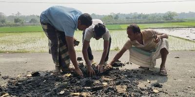 ময়মনসিংহে হাতের টানে উঠে আসছে রাস্তার কার্পেটিং