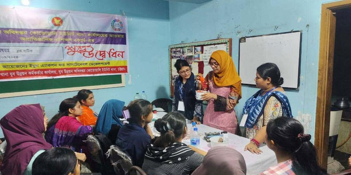পটিয়ায় সুই-সুতায় বদলে যাচ্ছে নারীর জীবন