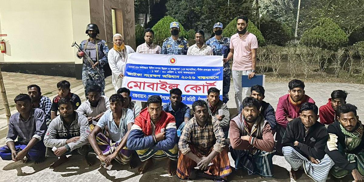 মেঘনায় জাটকা শিকারের অভিযোগে ১৭ জেলে আটক
