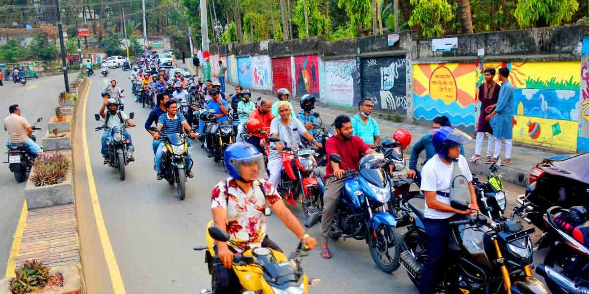 জ্বালানি তেল নিতে পাম্পগুলোতে গ্রাহকের দীর্ঘলাইন, নেই অকটেন