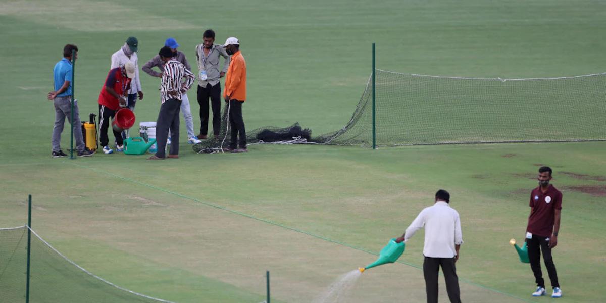 লাল ও কালো মাটিতে তৈরি হচ্ছে পিচ