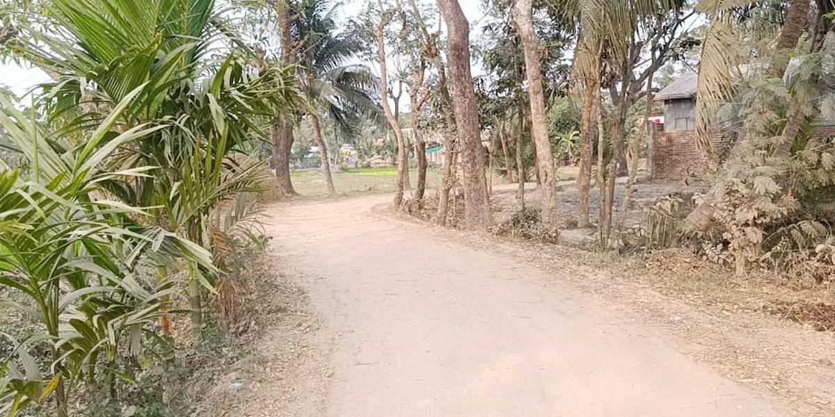 আনোয়ারায় সড়কের কাজ ফেলে উধাও ঠিকাদার