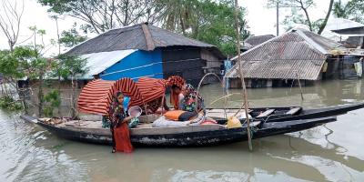 লবণাক্ত পানি ও নাজুক চিকিৎসাব্যবস্থায় ঝুঁকিতে উপকূলের নারীরা
