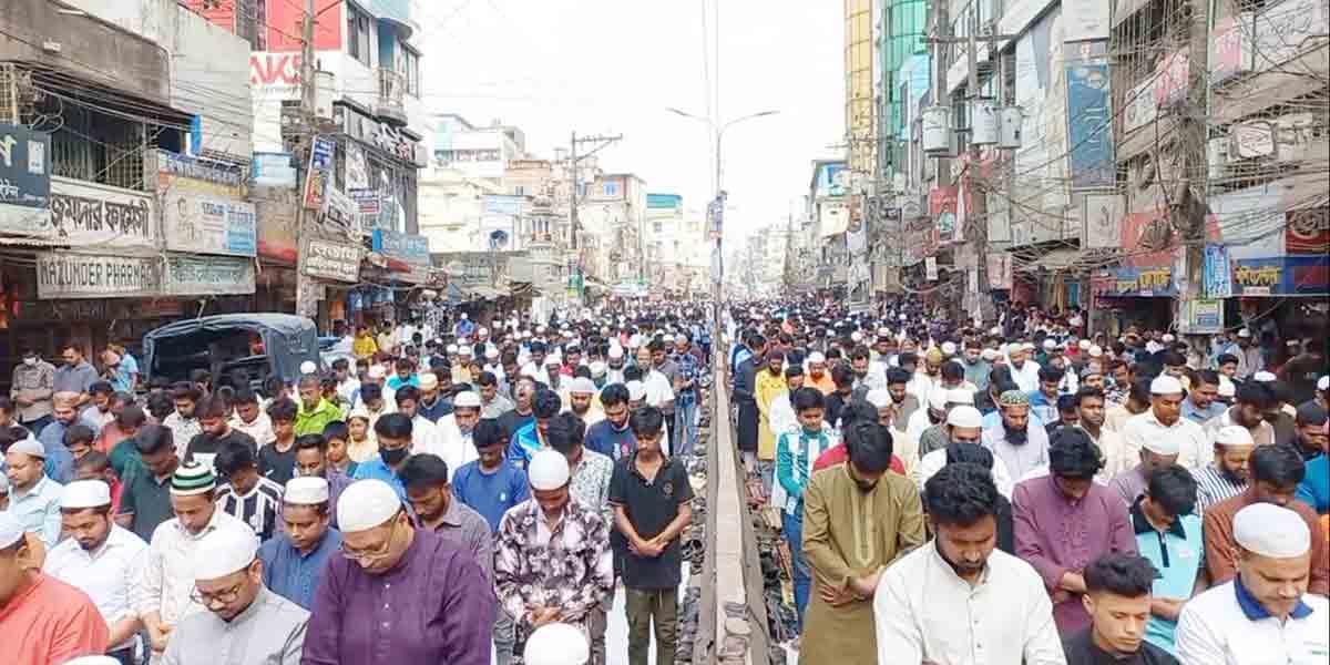হাজীগঞ্জ ঐতিহাসিক বড় মসজিদে জুমাতুল বিদায় লক্ষাধিক মানুষের অংশগ্রহণ