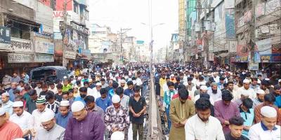 হাজীগঞ্জ ঐতিহাসিক বড় মসজিদে জুমাতুল বিদায় লক্ষাধিক মানুষের অংশগ্রহণ