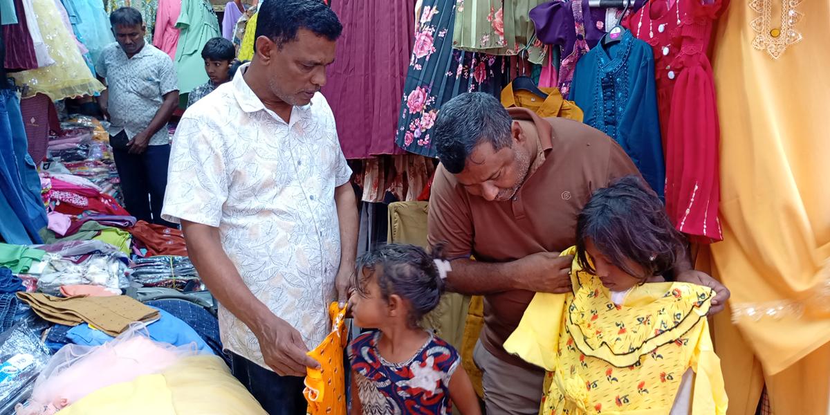 আখাউড়ায় সাংবাদিকদের উদ্যোগে পথশিশুদের মুখে ঈদের হাসি