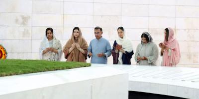 বাবা-মায়ের কবর জিয়ারত করলেন প্রধানমন্ত্রী