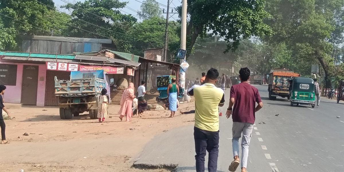 সাতকানিয়ায় ইজিবাইকে মাইক্রোবাসের ধাক্কায় নিহত ২, আহত ৫