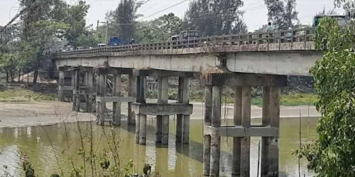 ঝুঁকিতে হাতিয়ার স্টিমারঘাট সেতু, আতঙ্কে চালক-যাত্রীরা