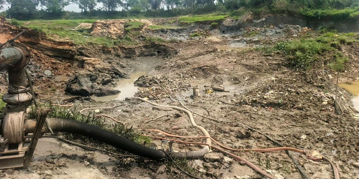 আখাউড়ায় অবৈধভাবে মাটি উত্তোলন: ড্রেজার-পাইপ ধ্বংস