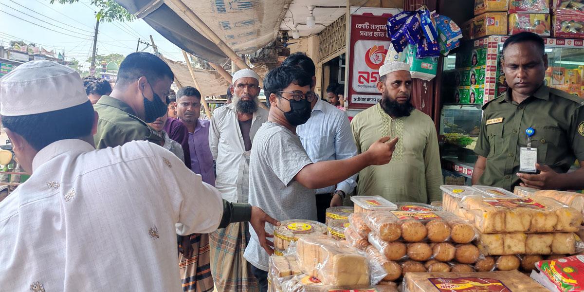 বাঁশখালীতে ফুটপাত দখল করে দোকান, উচ্ছেদ করে খাদ্য দিলেন এতিমখানায়