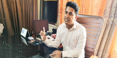 তিনি অফিসে আসেন দেরিতে, যান আগে