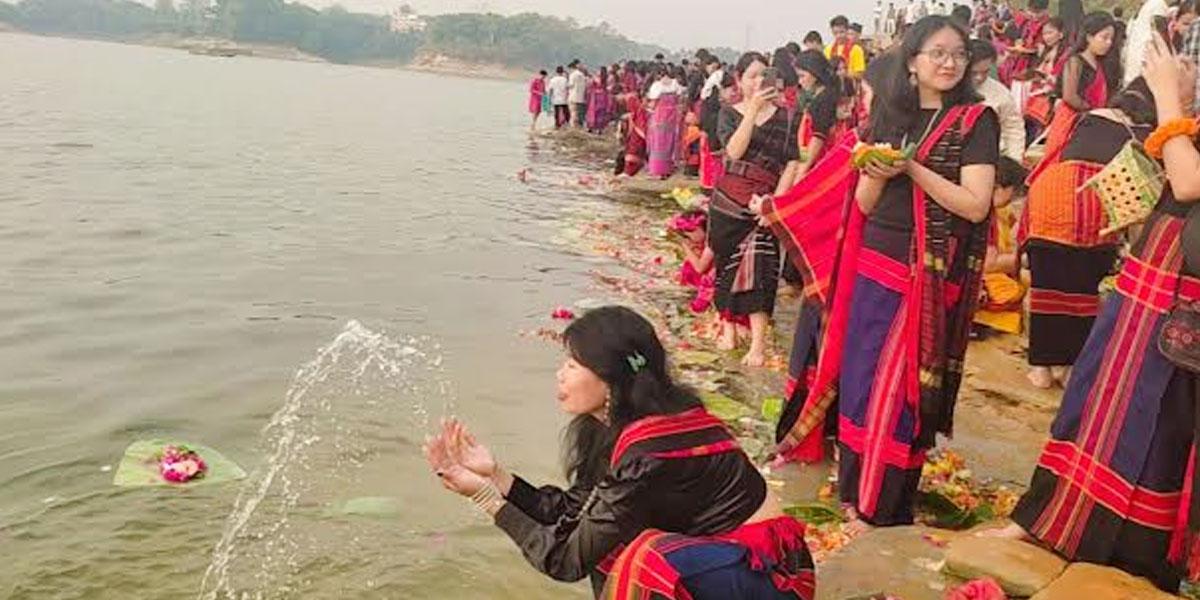 কাপ্তাই হ্রদে ফুল ভাসিয়ে রাঙামাটিতে বর্ষবরণ শুরু
