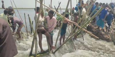 পানির চাপে ভাঙল বাঁধ