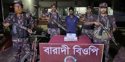 দর্শনা সীমান্তে প্রায় কোটি টাকার স্বর্ণের বারসহ পাচারকারী আটক