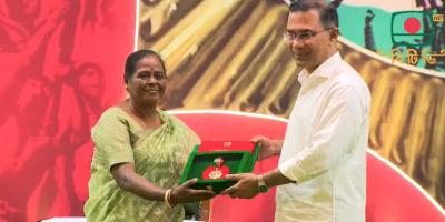 স্বাধীনতা পুরস্কার তুলে দিলেন প্রধানমন্ত্রী