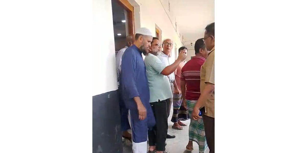 রায়পুরায় কলেজে ঢুকে অধ্যক্ষের ওপর সন্ত্রাসীদের হামলা